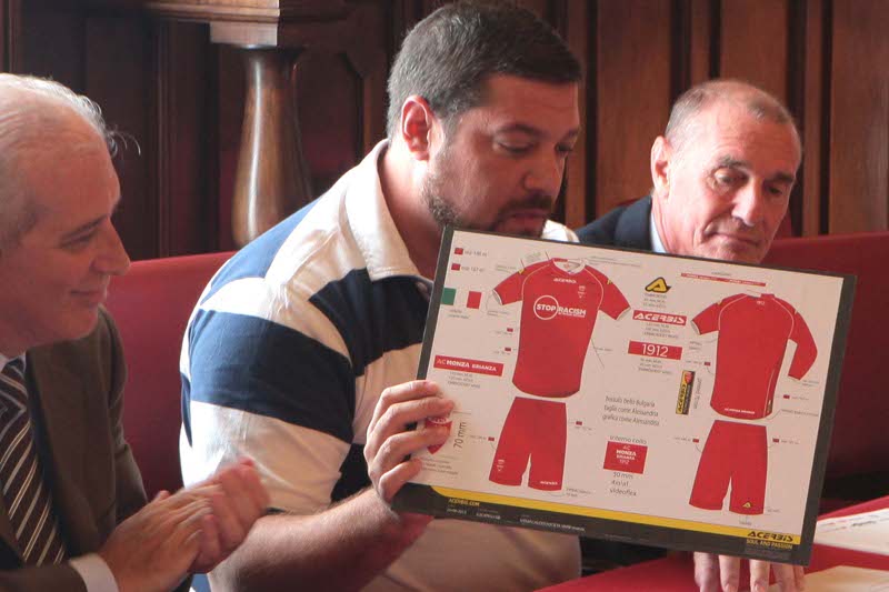 Calcio, il presidente del Monza con la bozza della maglia con la scritta “Stop racism”