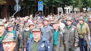 La sfilata degli alpini ad Arcore (foto Radaelli)