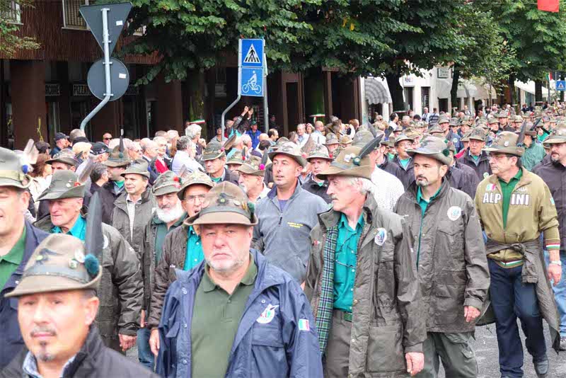 La sfilata degli alpini ad Arcore (foto Radaelli)