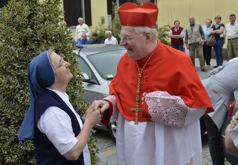 Il cardinale Angelo Scola nella visita di Agrate del luglio 2013