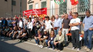 Il presidio dei lavoratori Bames e Sem davanti alla sede provinciale in via Grossi