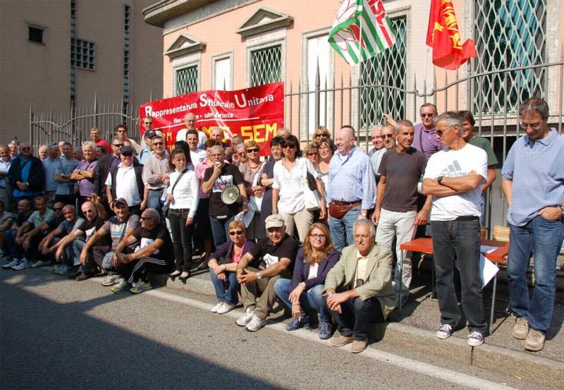 Il presidio dei lavoratori Bames e Sem davanti alla sede provinciale in via Grossi