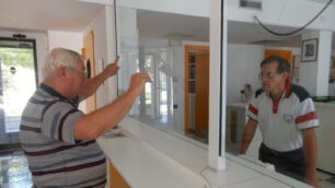 VAREDO - Alessandro Colombo si lamenta coi vigili dopo avere subito il furto in appartamento nella sua casa di via Segantini