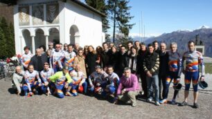 Ciclismo, foto di gruppo al Ghisallo: posa classica per i ciclisti