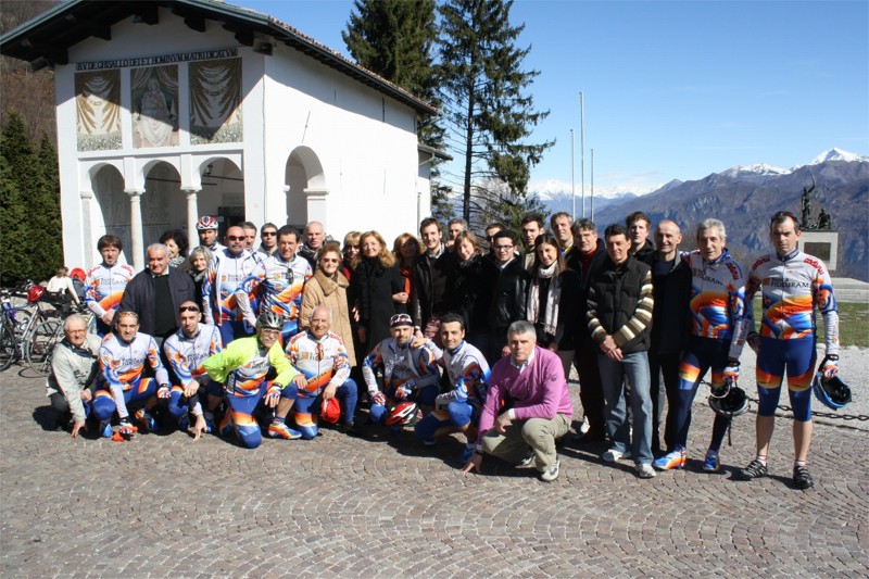 Ciclismo, foto di gruppo al Ghisallo: posa classica per i ciclisti