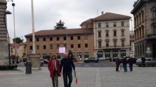 Cielo minaccioso e ombrello a portata di mano nella domenica dei monzesi
