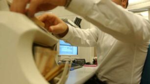 Un bancario al lavoro: l’Abi ha comunicato ufficialmente la disdetta del contratto.