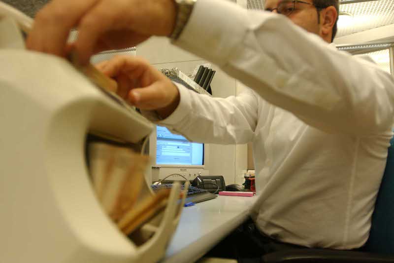 Un bancario al lavoro: l’Abi ha comunicato ufficialmente la disdetta del contratto.