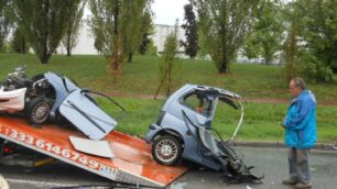 La microcar spaccata in due nell’incidente