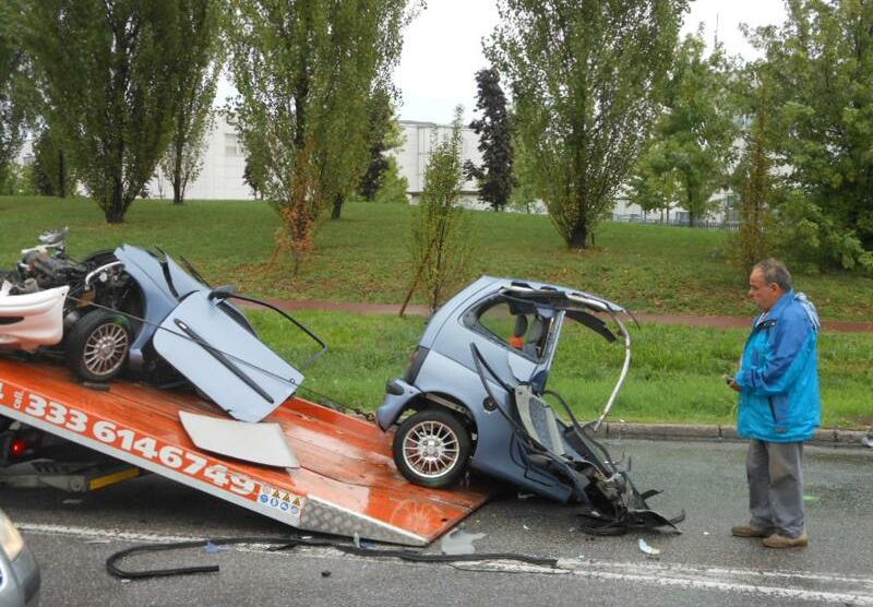 La microcar spaccata in due nell’incidente