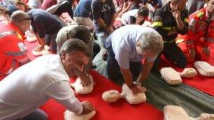 Le manovre di rianimazione in piazza (Foto