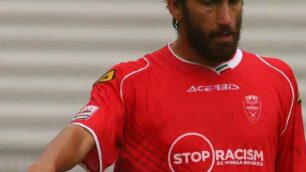 Andrea Gasbarroni del Monza con la maglia sponsorizzata “Stop racism”