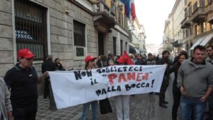 Una protesta dei lavoratori Panem davanti al tribunale di Monza