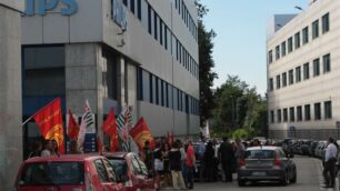 Il presidio dei lavoratori Philips alla sede di Monza