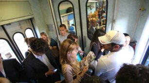 Pendolari sul treno Seregno-Monza-Milano