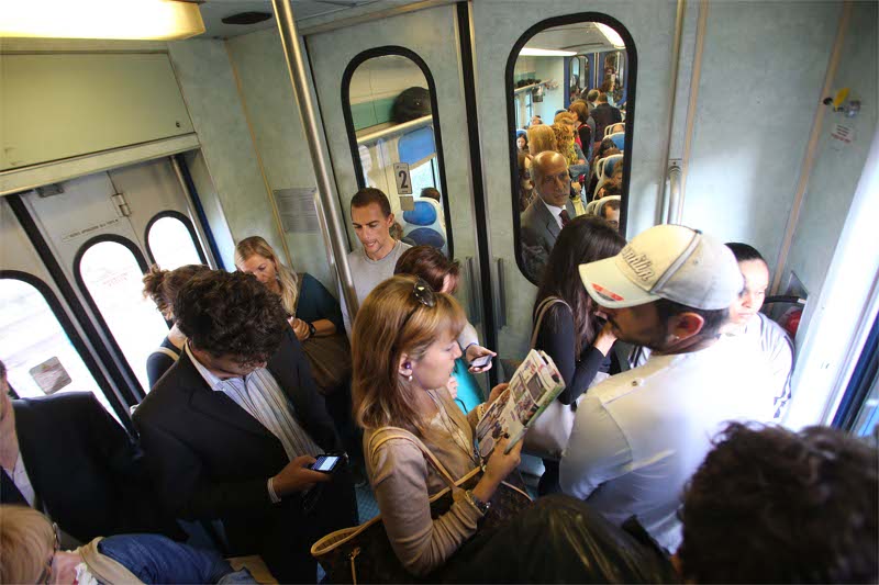 Pendolari sul treno Seregno-Monza-Milano