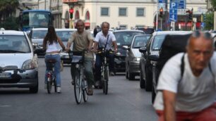 Monza, ciclisti in corso Milano