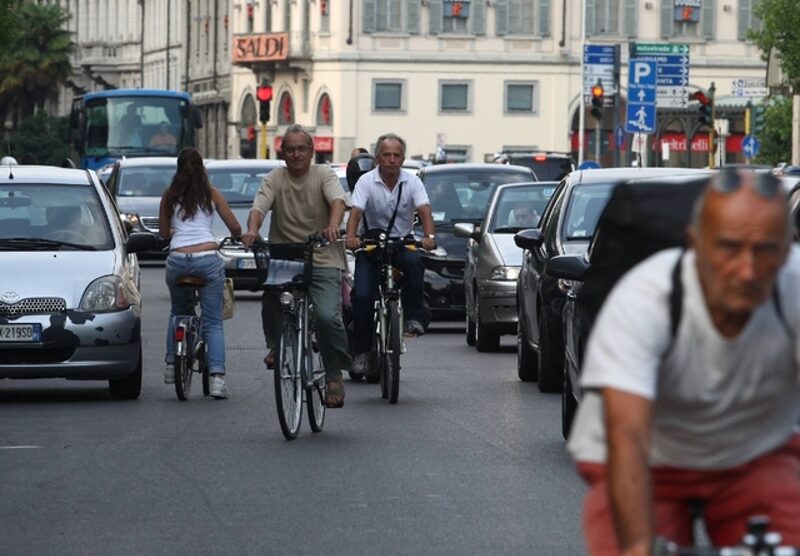Monza, ciclisti in corso Milano