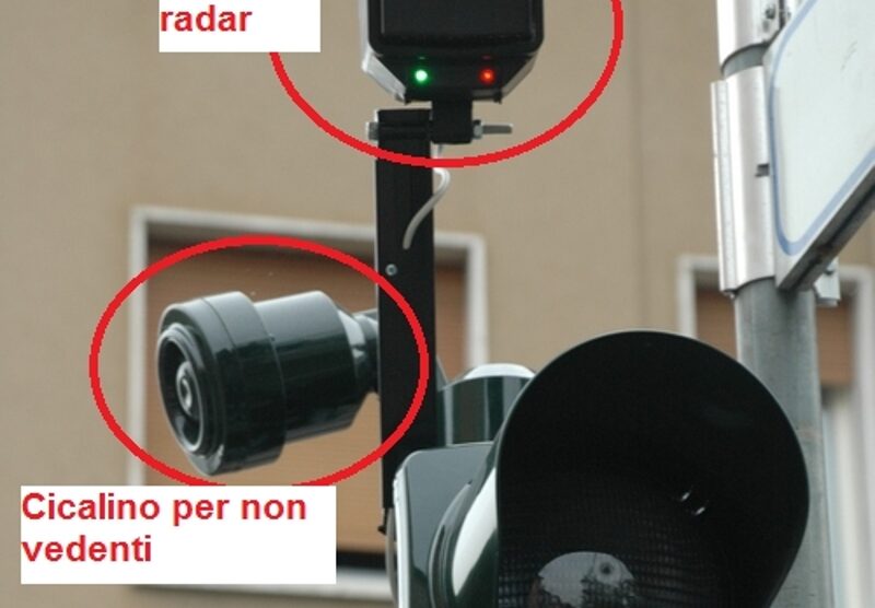 Un modello dei semafori intelligenti installati a Monza