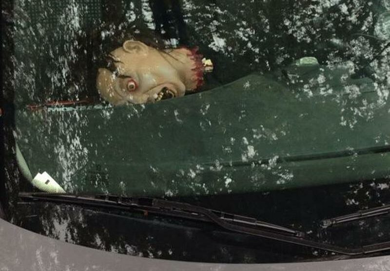La maschera lasciata sull’auto a Monza