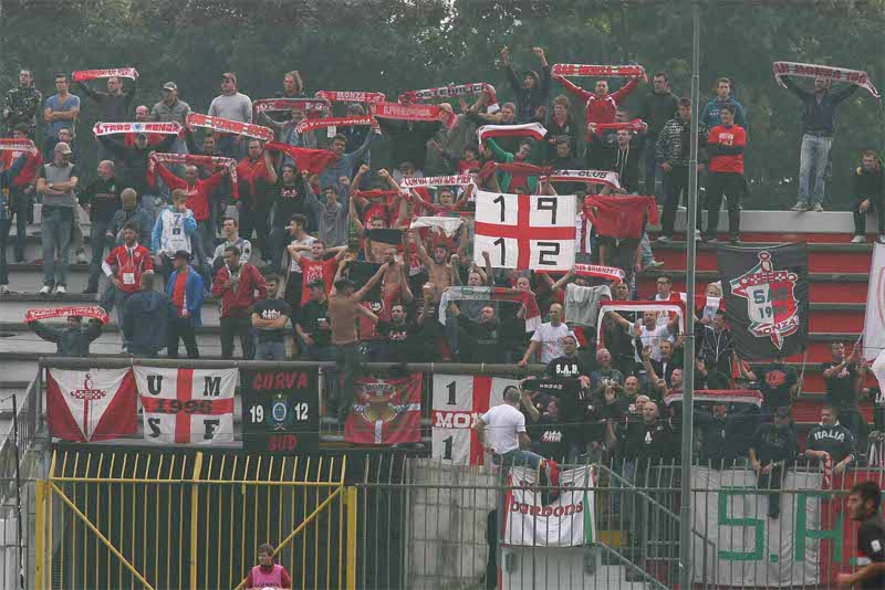 Monza, i tifosi in curva allo stadio Brianteo