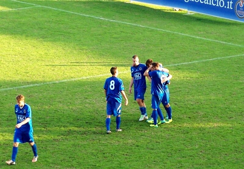 Calcio, l'esultanza del Seregno dopo il gol dell'1-0 di Alessandro Comi