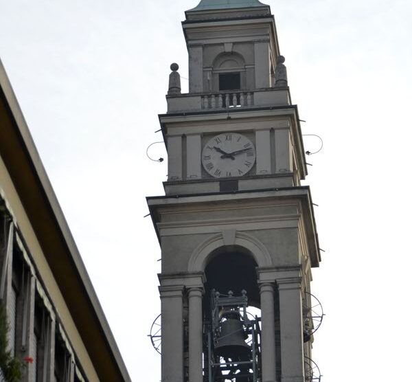 Il campanile della chiesa di Villasanta.