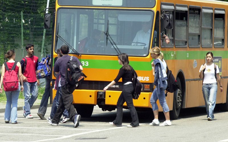 Autobus senza chiavi, tutti a piedi