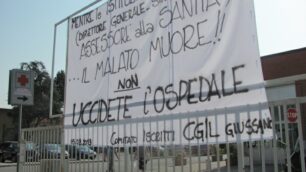 Uno degli striscioni apparsi contro il ridimensionamento del Borella