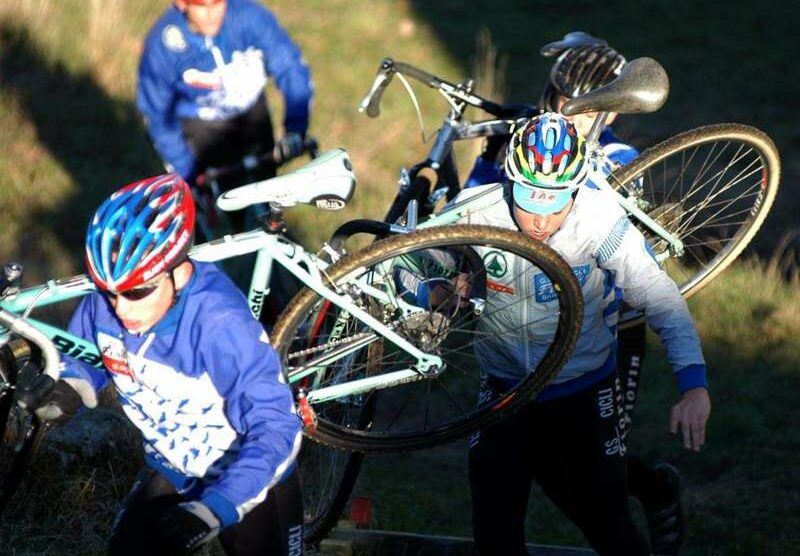 Atleti impegnati nel ciclocross