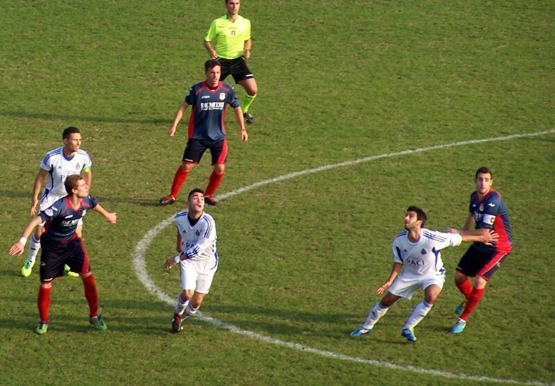 Seregno - Una fase di gioco convulsa a metà campo, con Michele Magrin, costretto ad uscire per infortunio nel finale, che attende la palla