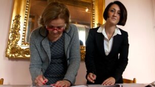 Il sindaco di Usmate, Riva, firma la convenzione con il presidente del parco Valle Lambro, Frigerio