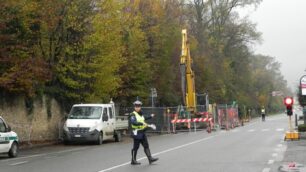 Cantiere in via Cesana e Villa a Biassono per il cedimento di un tratto di strada