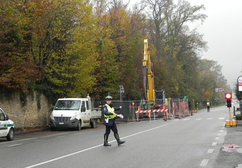 Cantiere in via Cesana e Villa a Biassono per il cedimento di un tratto di strada