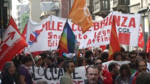 Lavoratori e bandiere tornano a sfilare nel centro di Monza