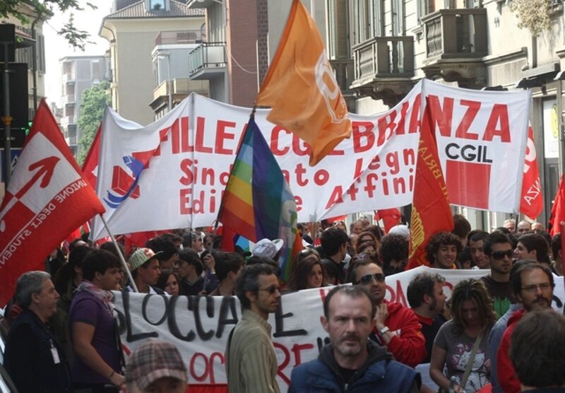 Lavoratori e bandiere tornano a sfilare nel centro di Monza