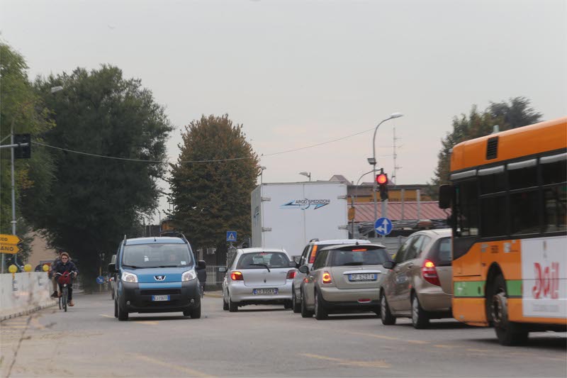 Monza, il cantiere di  viale Lombardia: semaforo di via Cavallotti