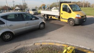 Monza, un mazzo di fiori e il  traffico nella rotonda di viale Stucchi