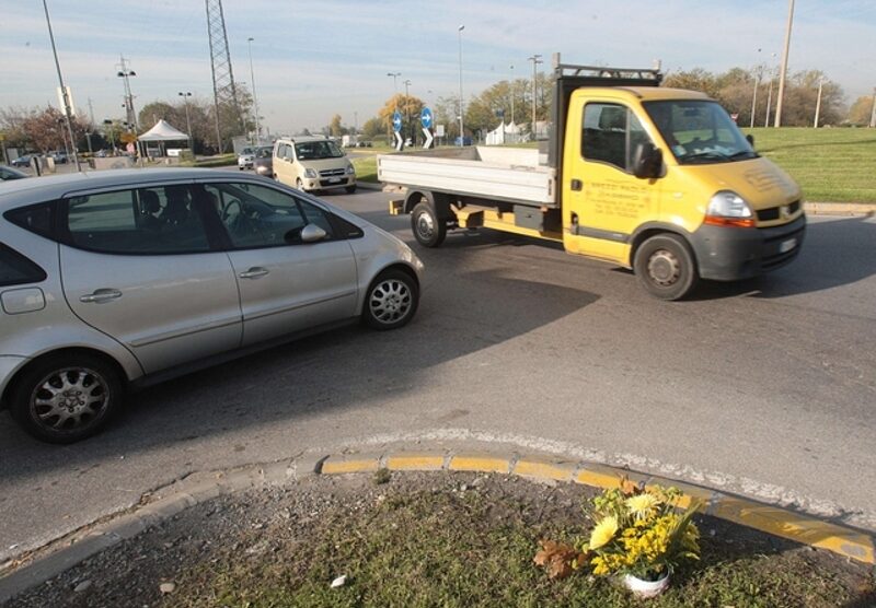 Monza, un mazzo di fiori e il  traffico nella rotonda di viale Stucchi