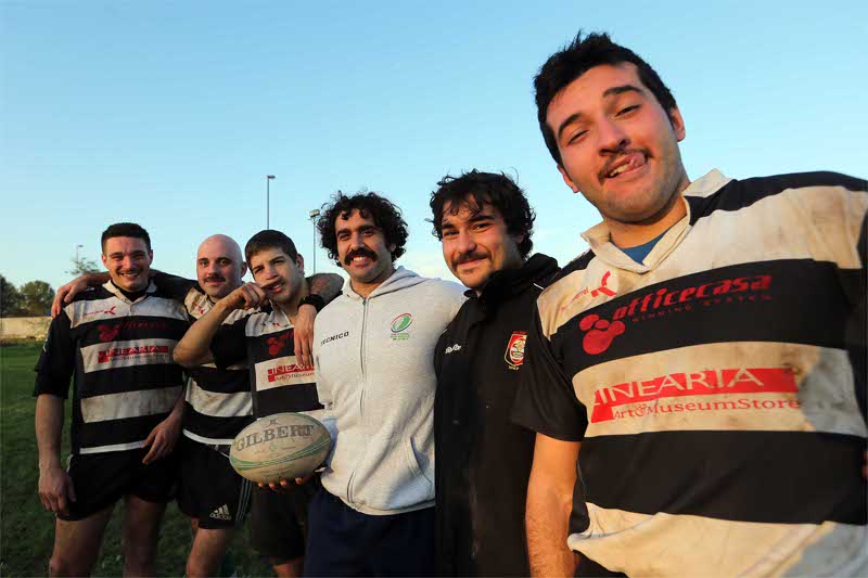 Monza, i giocatori del Grande  Brianza Rugby che sostengono Movember 2013  (reduci dalla vittoria per 30-0 sul Valtellina)
