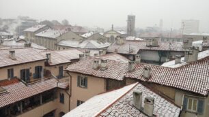 La neve che imbianca i tetti di Monza
