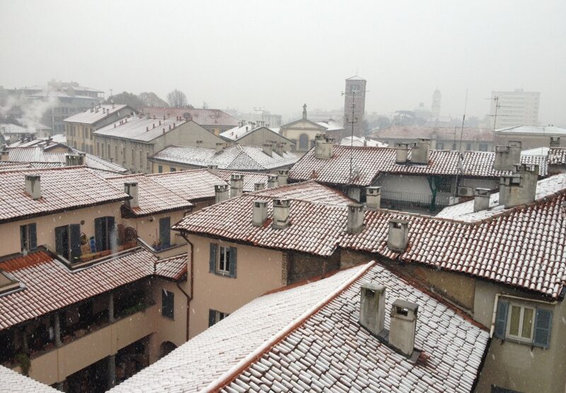 La neve che imbianca i tetti di Monza