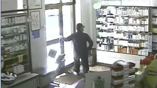 Il rapinatore entrato in azione in farmacia a Desio nell’agosto 2013