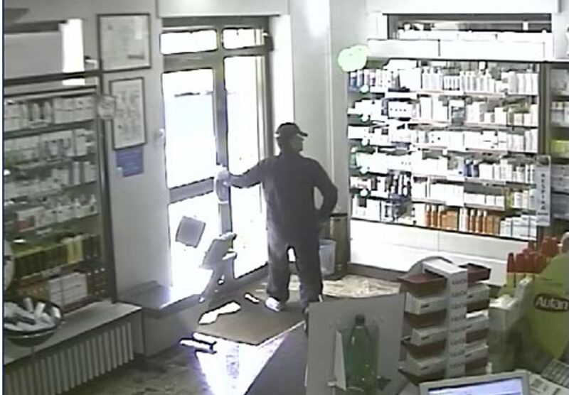 Il rapinatore entrato in azione in farmacia a Desio nell’agosto 2013