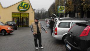 Il supermercato Ld di Seveso: nella foto una dei primi soccorritori