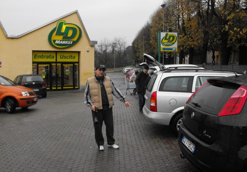 Il supermercato Ld di Seveso: nella foto una dei primi soccorritori