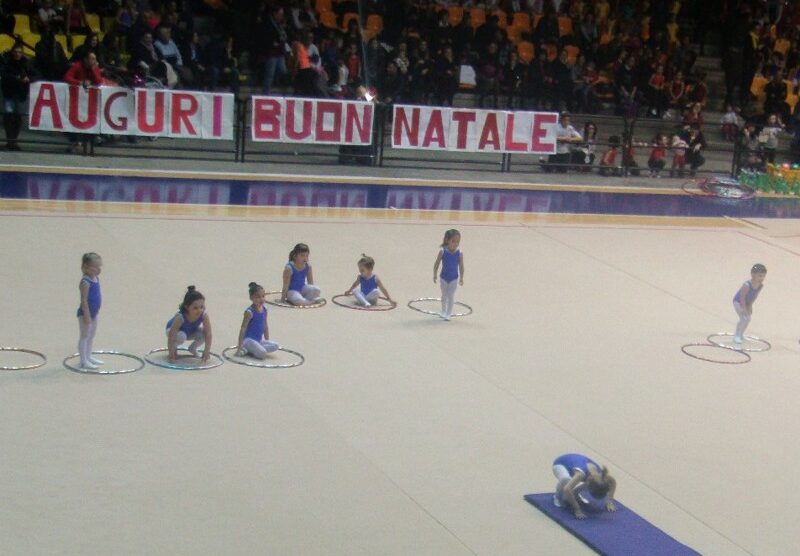 Un momento del saggio di Natale della ritmica San Giorgio ’79 di Desio