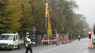 Cantiere in via Cesana e Villa a Biassono per il cedimento di un tratto di strada