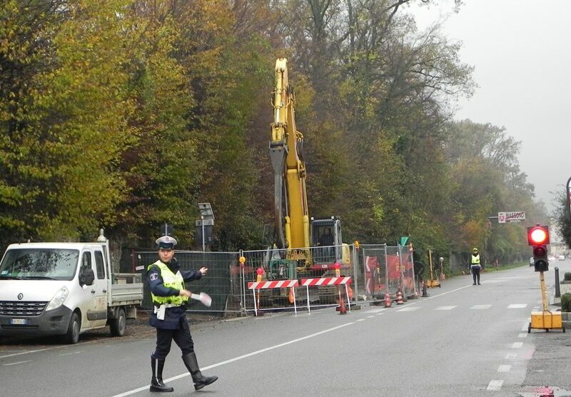 Cantiere in via Cesana e Villa a Biassono per il cedimento di un tratto di strada