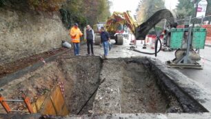 Cantiere in via Cesana e Villa a Biassono per il cedimento di un tratto di strada.